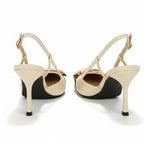 Scarpin slingback leopardo bege salto médio em vista traseira, com calcanhar, salto e acabamento da sola visíveis