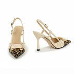 Scarpin slingback leopardo bege salto médio em vista superior, mostrando palmilha, tiras e formato do bico