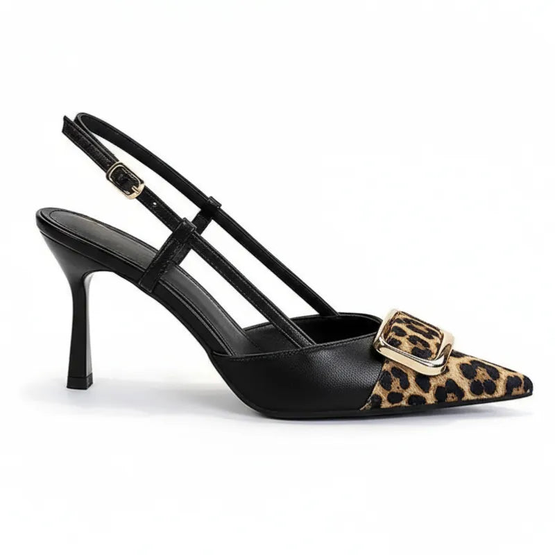 Scarpin slingback leopardo preto salto medio visto de lado.