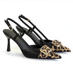 Scarpin slingback leopardo preto salto médio em ângulo três-quartos, mostrando o par, o bico e o perfil lateral