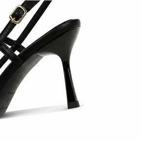Scarpin slingback leopardo preto salto medio visto por baixo.