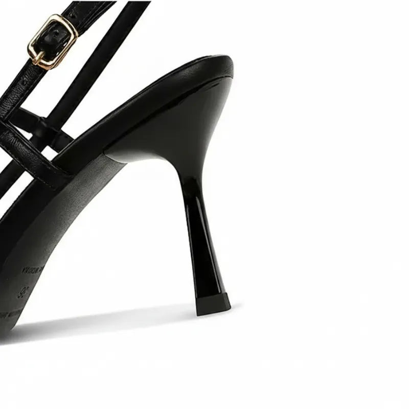 Scarpin slingback leopardo preto salto medio visto por baixo.