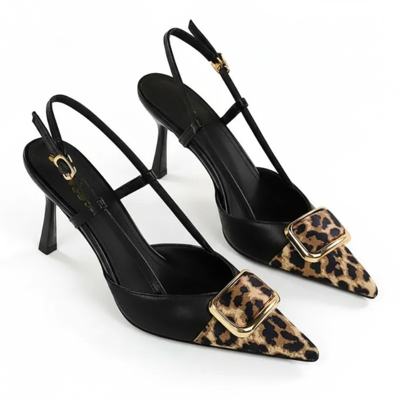 Scarpin slingback leopardo preto salto medio visto por tras.