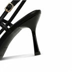 Scarpin slingback leopardo preto salto médio vista por baixo, com desenho da sola e base do salto em destaque