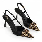 Scarpin slingback leopardo preto salto médio em vista traseira, com calcanhar, salto e acabamento da sola visíveis