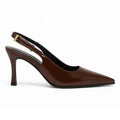 Scarpin slingback marrom chocolate salto médio em vista lateral, com bico e perfil do salto ou solado visíveis