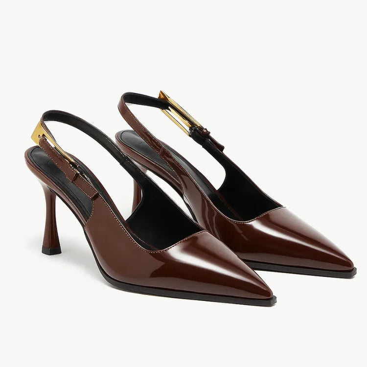 Scarpin slingback marrom chocolate salto médio em ângulo três-quartos, mostrando o par, o bico e o perfil lateral