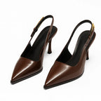 Scarpin slingback marrom chocolate salto médio em vista frontal, com bico, tiras e formato do par visíveis