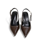 Close do scarpin slingback marrom com bico fino, destacando o formato alongado e o acabamento do cabedal.