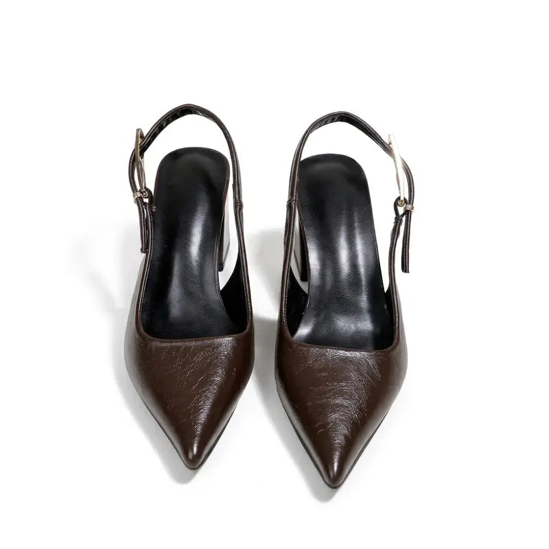 Close do scarpin slingback marrom com bico fino, destacando o formato alongado e o acabamento do cabedal.