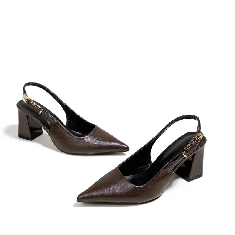 Scarpin slingback marrom em vista lateral, com destaque para o salto bloco, o bico fino e a alça traseira.