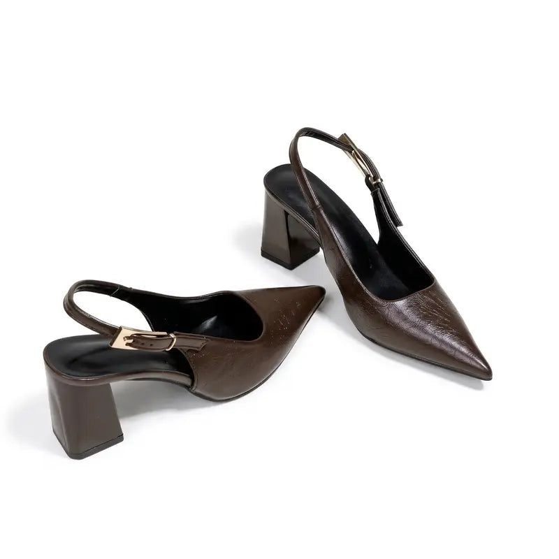 Scarpin slingback marrom em ângulo três-quartos, destacando o bico fino, o salto bloco e o acabamento liso.