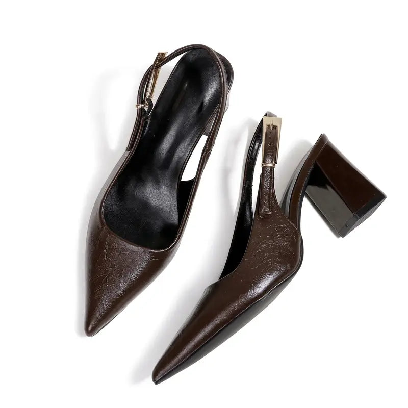 Close no salto bloco do scarpin slingback marrom, com destaque para a estrutura, a base e o acabamento do calçado.