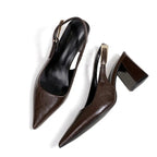 Close no salto bloco do scarpin slingback marrom, com destaque para a estrutura, a base e o acabamento do calçado.