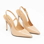 Scarpin slingback nude salto agulha em vista frontal, com bico, tiras e formato do par visíveis, sobre fundo claro