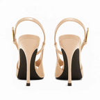 Scarpin slingback nude salto agulha em vista traseira, com calcanhar, salto e acabamento da sola visíveis