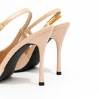 Scarpin slingback nude salto agulha em perspectiva lateral oposta, com perfil e acabamento visíveis, sobre fundo claro