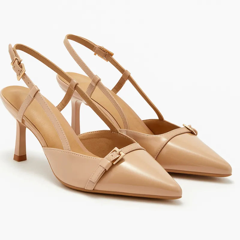 Scarpin slingback nude salto médio em ângulo três-quartos, mostrando o par, o bico e o perfil lateral, sobre fundo claro