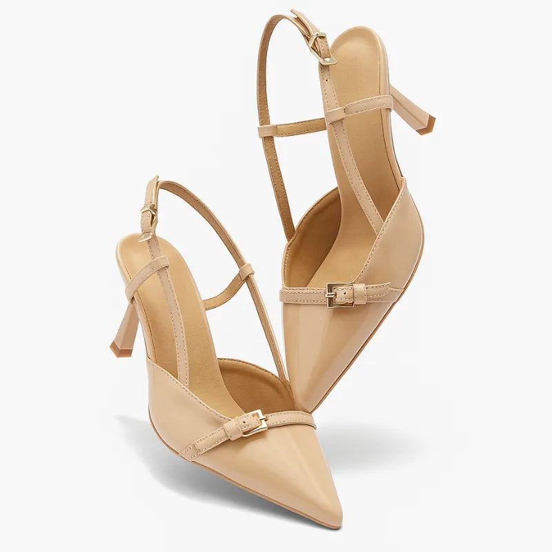 Scarpin slingback nude salto médio em vista frontal, com bico, tiras e formato do par visíveis, sobre fundo claro