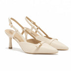 Scarpin slingback off white salto médio com fivelas com o par em composição, mostrando diferentes ângulos e acabamento