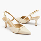 Scarpin slingback off white salto médio com fivelas em vista frontal, com bico, tiras e formato do par visíveis