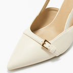 Scarpin slingback off white salto médio com fivelas em close no salto e na sola, com altura, formato e base visíveis