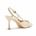 Scarpin slingback off white salto médio com fivelas em close no bico, tiras ou fivela, com textura e metal em destaque