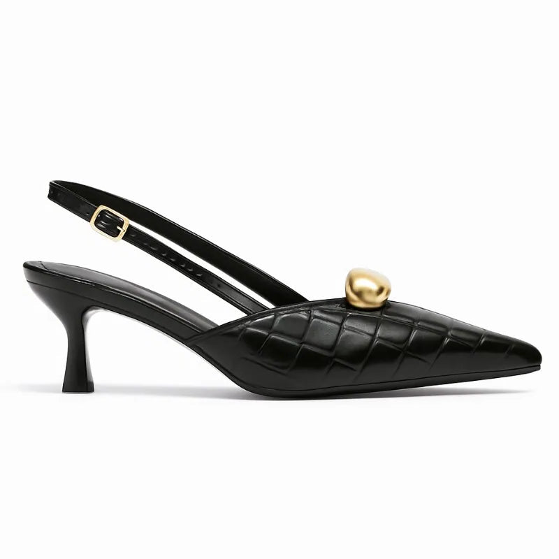 Scarpin slingback preto croco detalhe dourado em vista lateral, com bico e perfil do salto ou solado visíveis