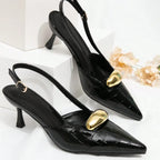 Scarpin slingback preto croco detalhe dourado com o par em composição, mostrando diferentes ângulos e acabamento