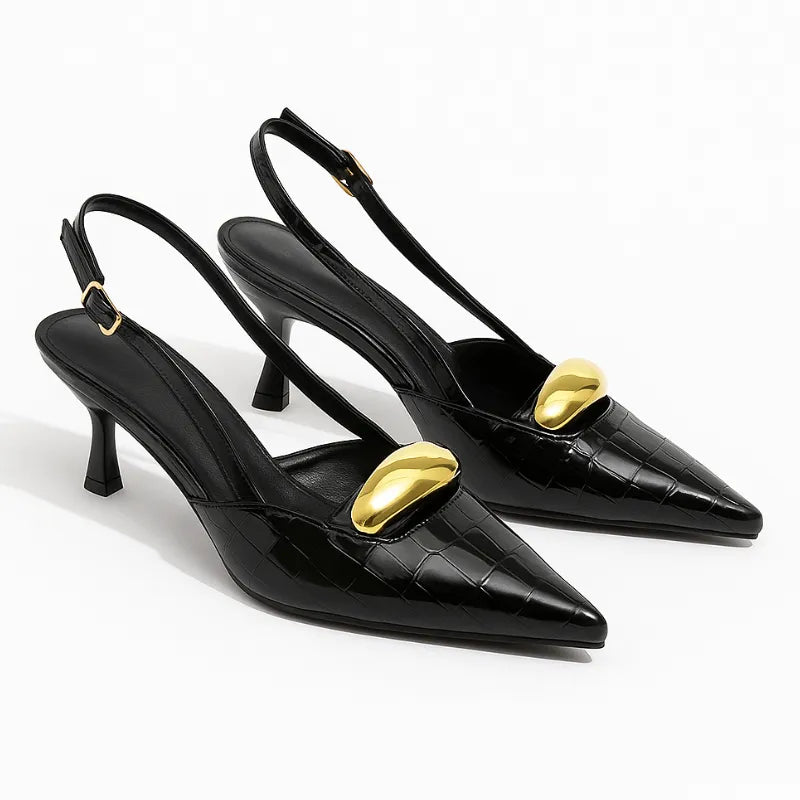 Scarpin slingback preto croco detalhe dourado em ângulo três-quartos, mostrando o par, o bico e o perfil lateral
