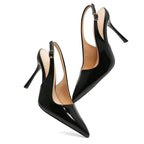 Scarpin slingback preto salto agulha em ângulo três-quartos, mostrando o par, o bico e o perfil lateral