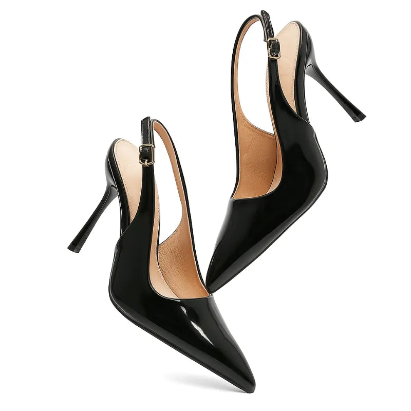Scarpin slingback preto salto agulha em ângulo três-quartos, mostrando o par, o bico e o perfil lateral