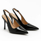 Scarpin slingback preto salto agulha em close no salto e na sola, com altura, formato e base visíveis, sobre fundo claro