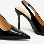Scarpin slingback preto salto agulha em close no bico, tiras ou fivela, com textura e metal em destaque