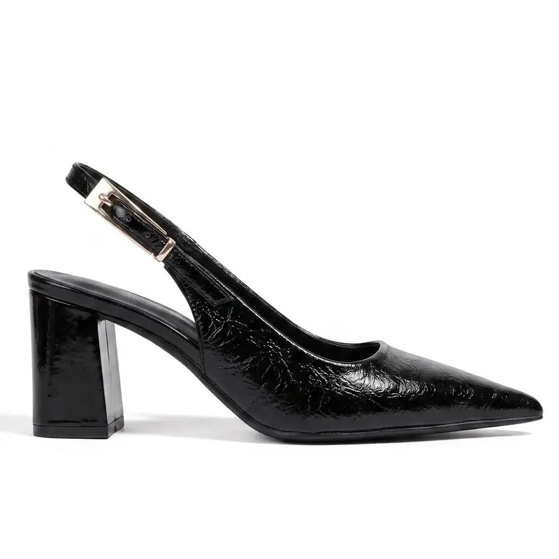 Scarpin slingback preto com salto bloco e bico fino em vista principal, destacando a alça traseira e o acabamento elegante.