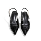 Close do scarpin slingback preto com bico fino, evidenciando o cabedal em couro PU e o formato alongado do calçado.