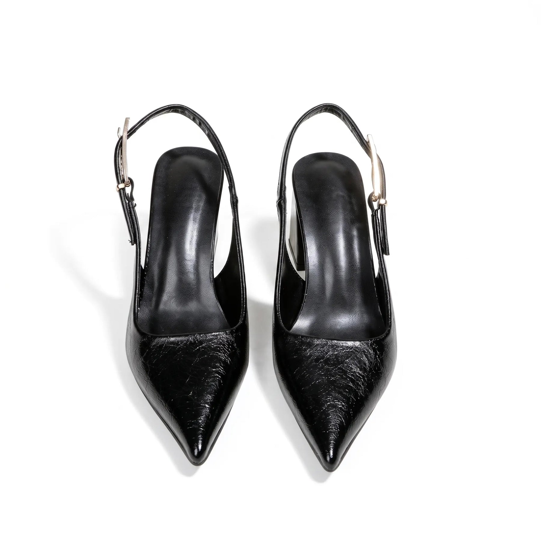 Close do scarpin slingback preto com bico fino, evidenciando o cabedal em couro PU e o formato alongado do calçado.