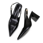 Scarpin slingback preto em vista lateral, com destaque para o salto bloco e a alça traseira.