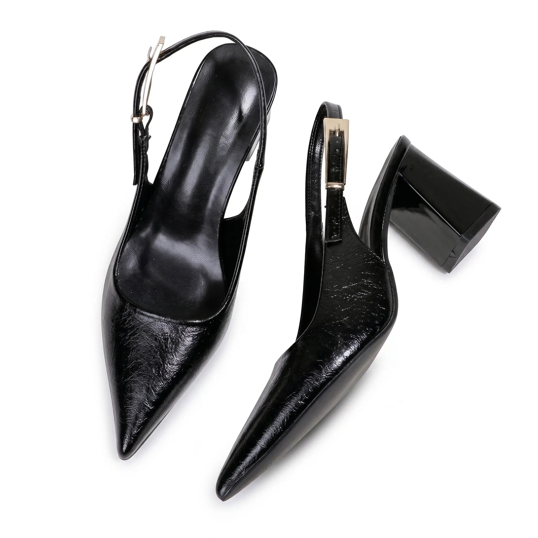 Scarpin slingback preto em vista lateral, com destaque para o salto bloco e a alça traseira.