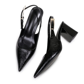 Scarpin slingback preto em vista lateral, com destaque para o salto bloco e a alça traseira.