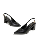 Scarpin slingback preto visto em ângulo, destacando o bico fino, o salto bloco e o acabamento preto liso.