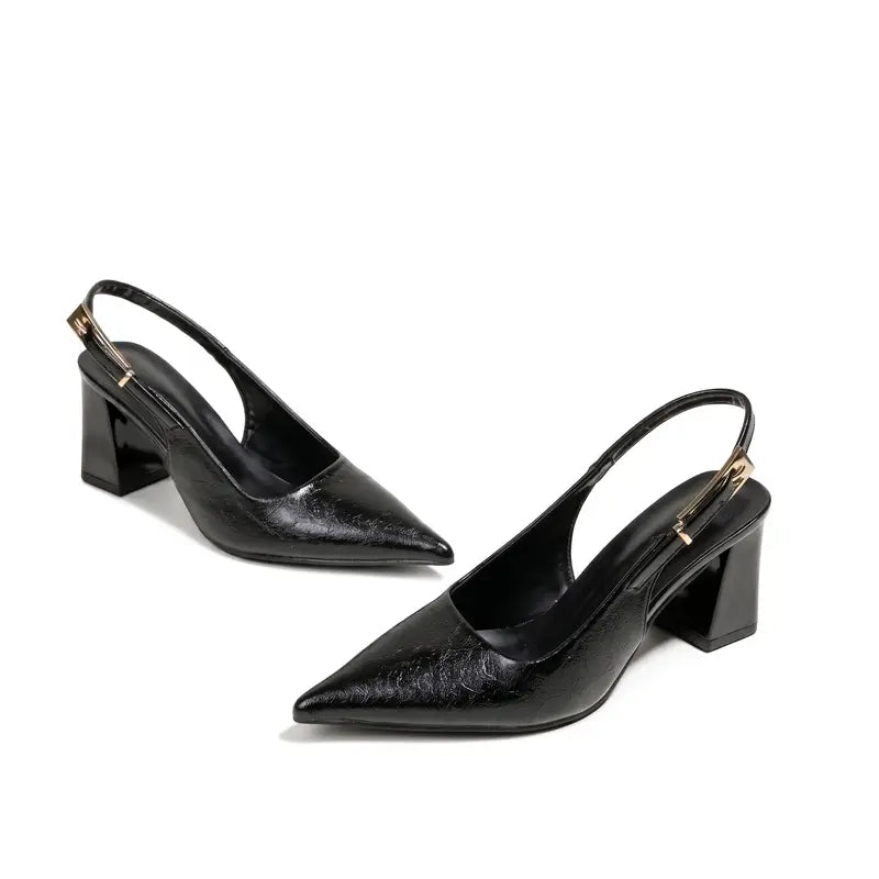 Scarpin slingback preto visto em ângulo, destacando o bico fino, o salto bloco e o acabamento preto liso.