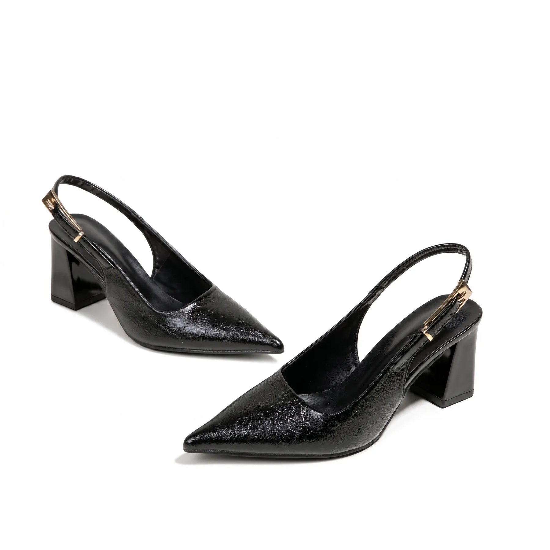 Scarpin slingback preto visto em ângulo, destacando o bico fino, o salto bloco e o acabamento preto liso.