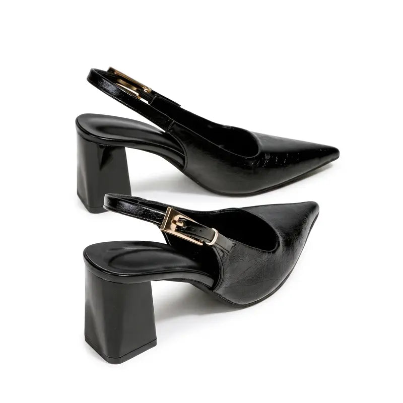 Close no salto bloco do scarpin slingback preto, com destaque para a estrutura firme e o acabamento do calçado.