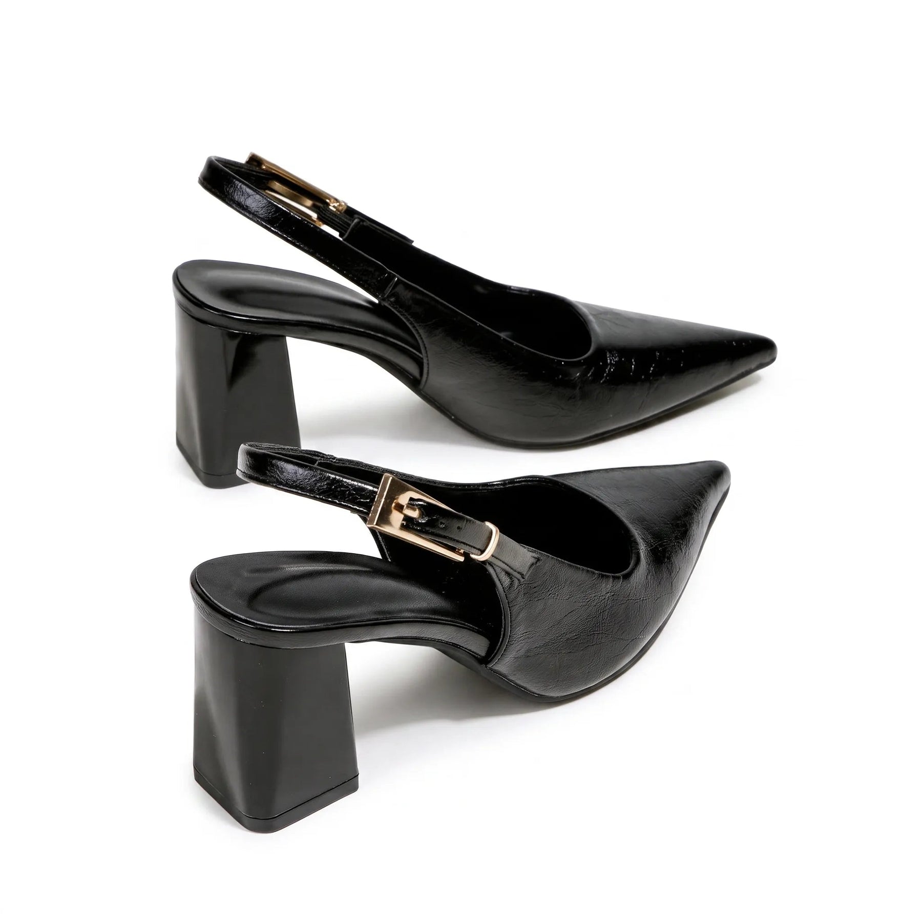Close no salto bloco do scarpin slingback preto, com destaque para a estrutura firme e o acabamento do calçado.