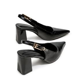 Close no salto bloco do scarpin slingback preto, com destaque para a estrutura firme e o acabamento do calçado.