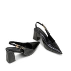 Parte traseira do scarpin slingback preto com destaque para a alça e o salto bloco.