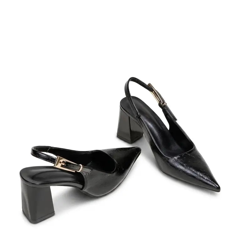 Parte traseira do scarpin slingback preto com destaque para a alça e o salto bloco.
