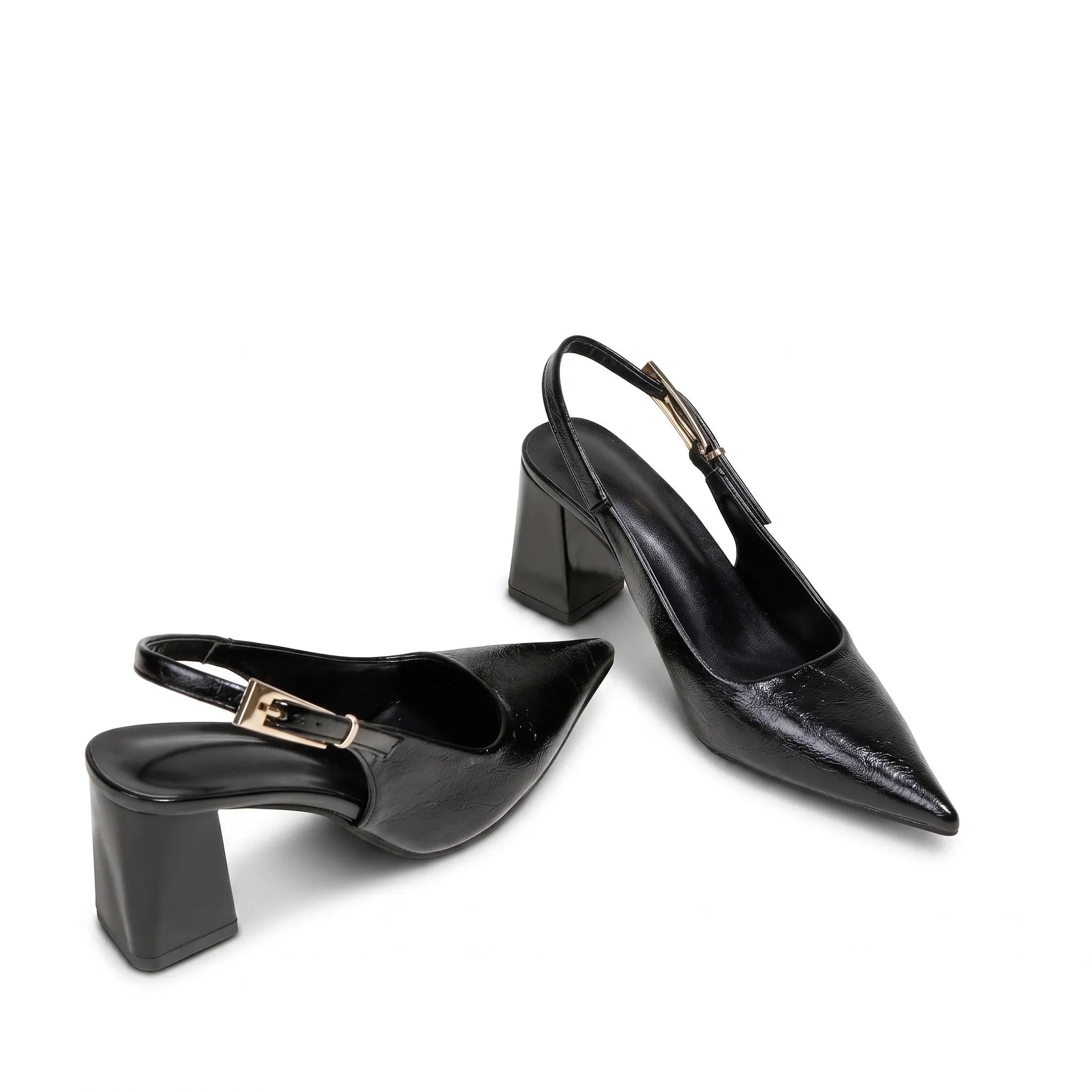 Parte traseira do scarpin slingback preto com destaque para a alça e o salto bloco.