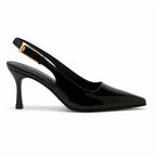 Scarpin preto slingback salto médio em vista lateral, com bico e perfil do salto ou solado visíveis, sobre fundo claro